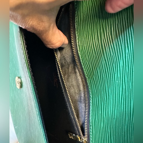 Louis Vuitton Green Crossbody Bag - Picture 17 of 17